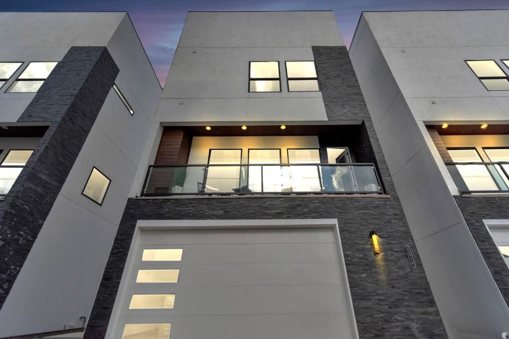 The Suite Spot! Downtown Skyline Views! Sleeps 12 Houston Luaran gambar