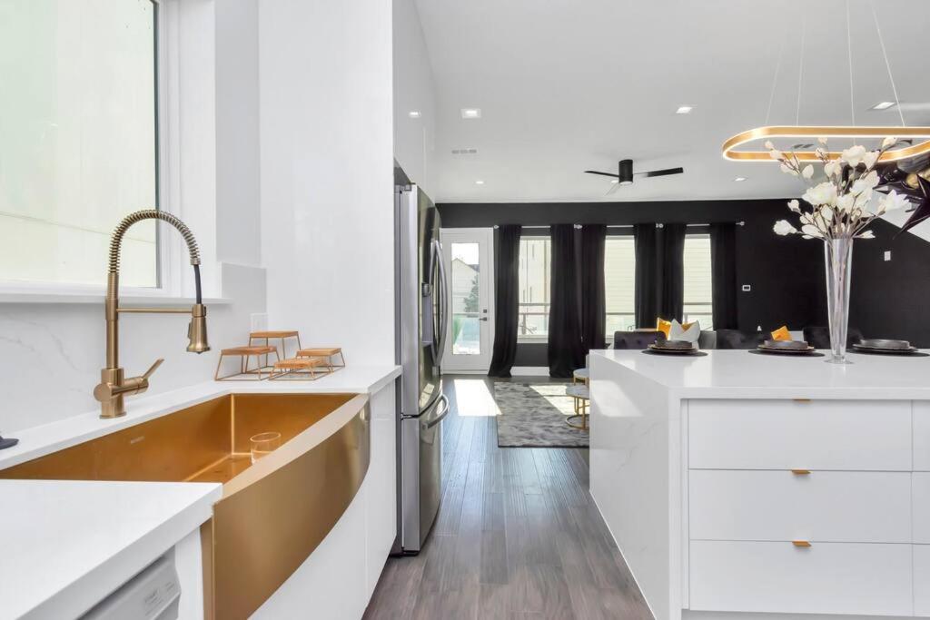 The Suite Spot! Downtown Skyline Views! Sleeps 12 Houston Luaran gambar