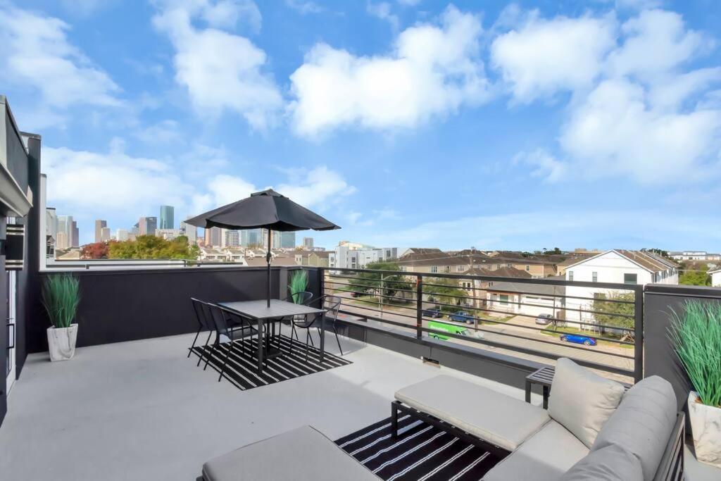 The Suite Spot! Downtown Skyline Views! Sleeps 12 Houston Luaran gambar