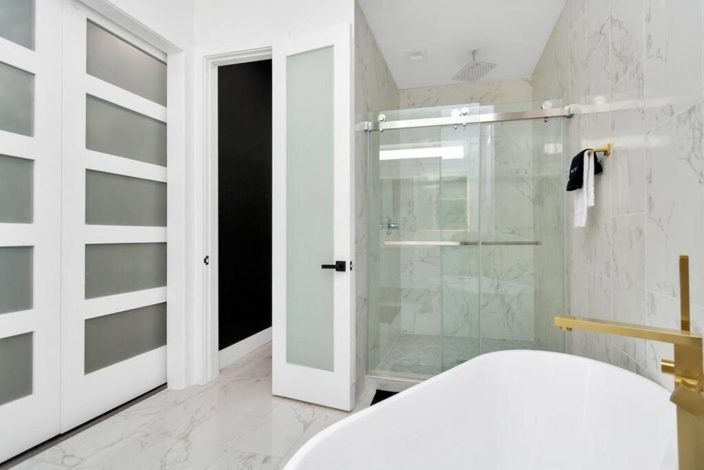 The Suite Spot! Downtown Skyline Views! Sleeps 12 Houston Luaran gambar