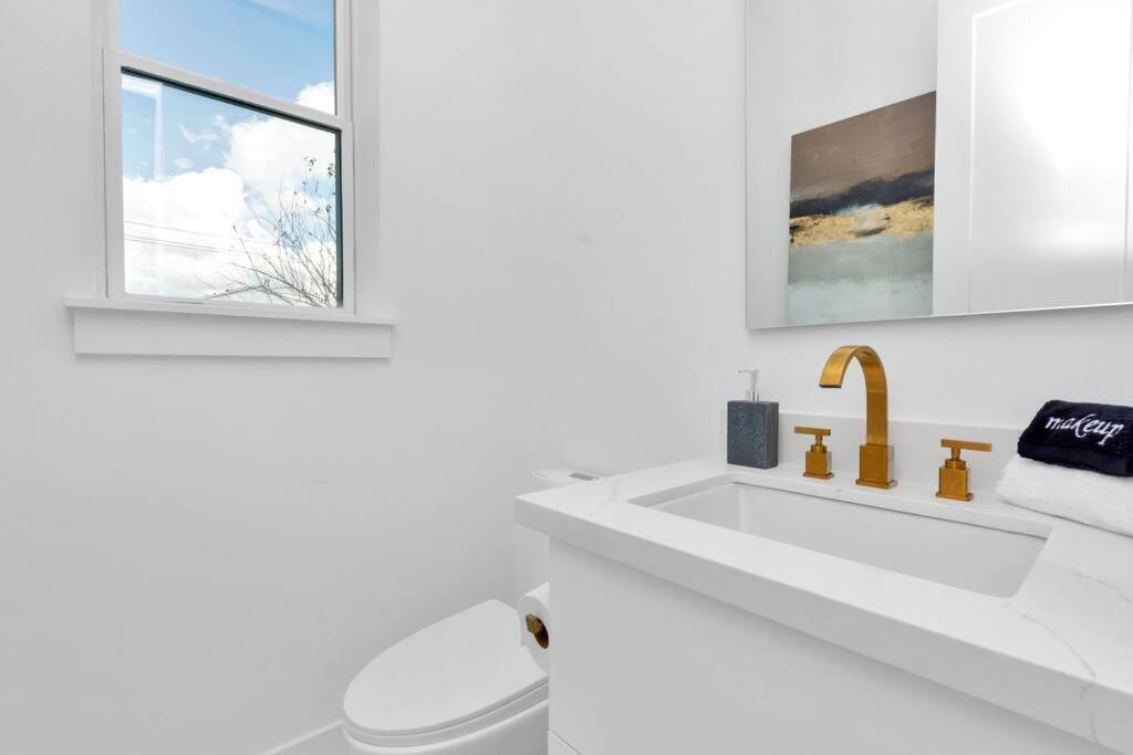 The Suite Spot! Downtown Skyline Views! Sleeps 12 Houston Luaran gambar