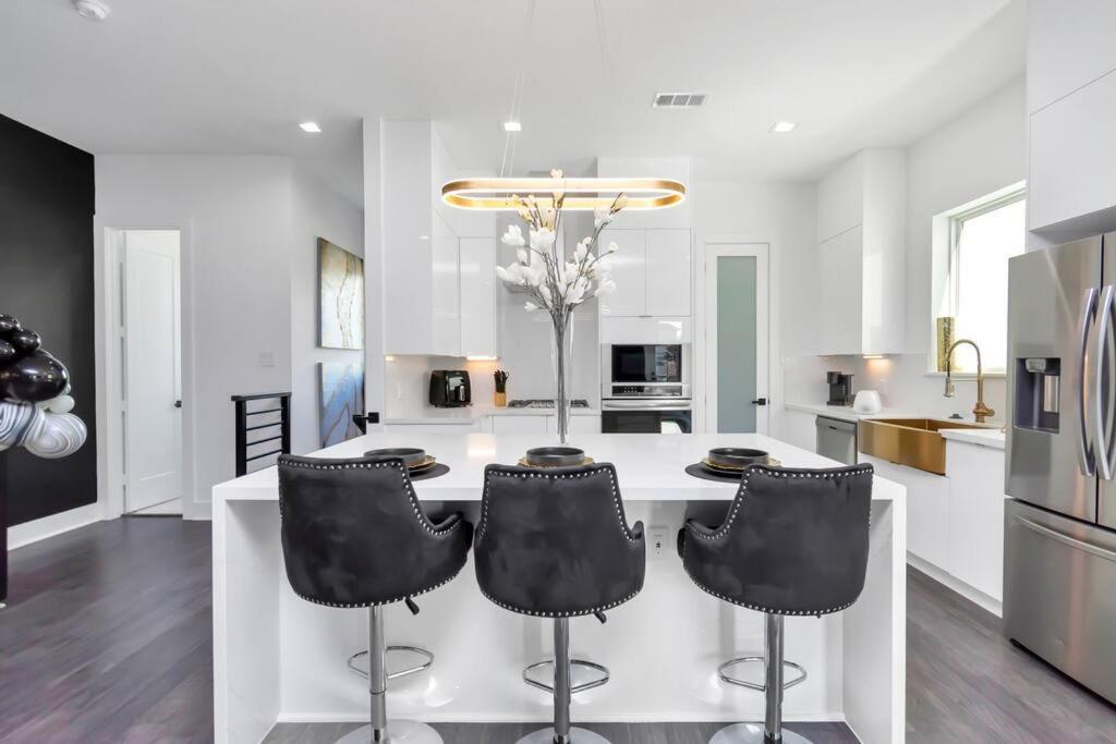 The Suite Spot! Downtown Skyline Views! Sleeps 12 Houston Luaran gambar