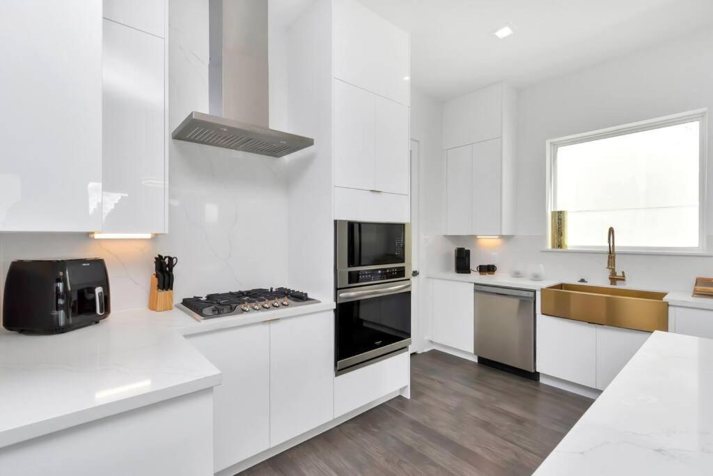 The Suite Spot! Downtown Skyline Views! Sleeps 12 Houston Luaran gambar