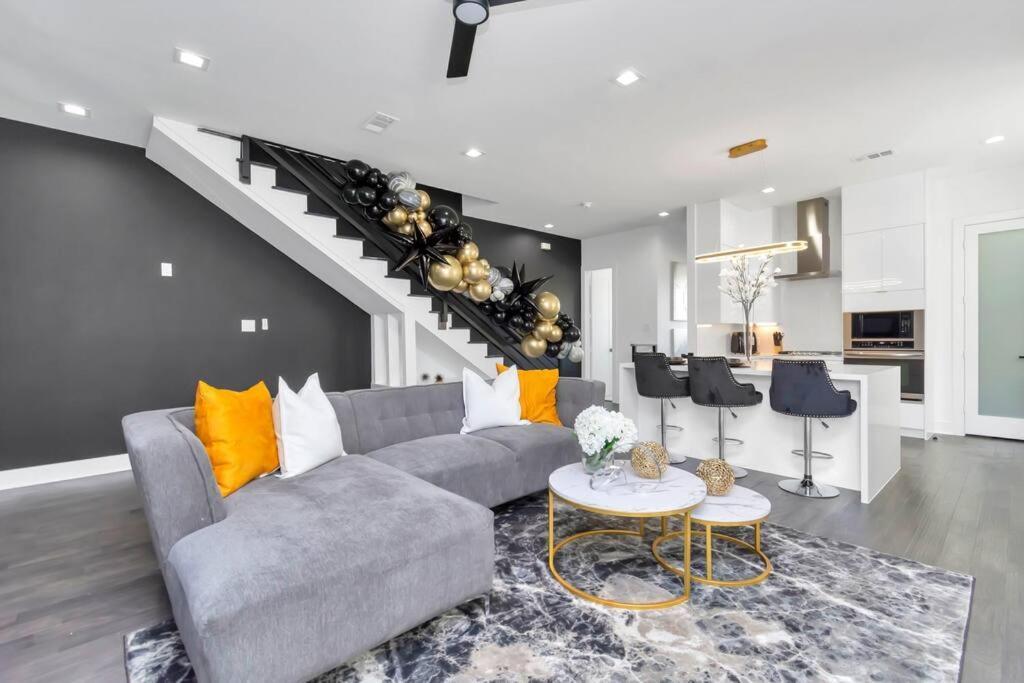 The Suite Spot! Downtown Skyline Views! Sleeps 12 Houston Luaran gambar