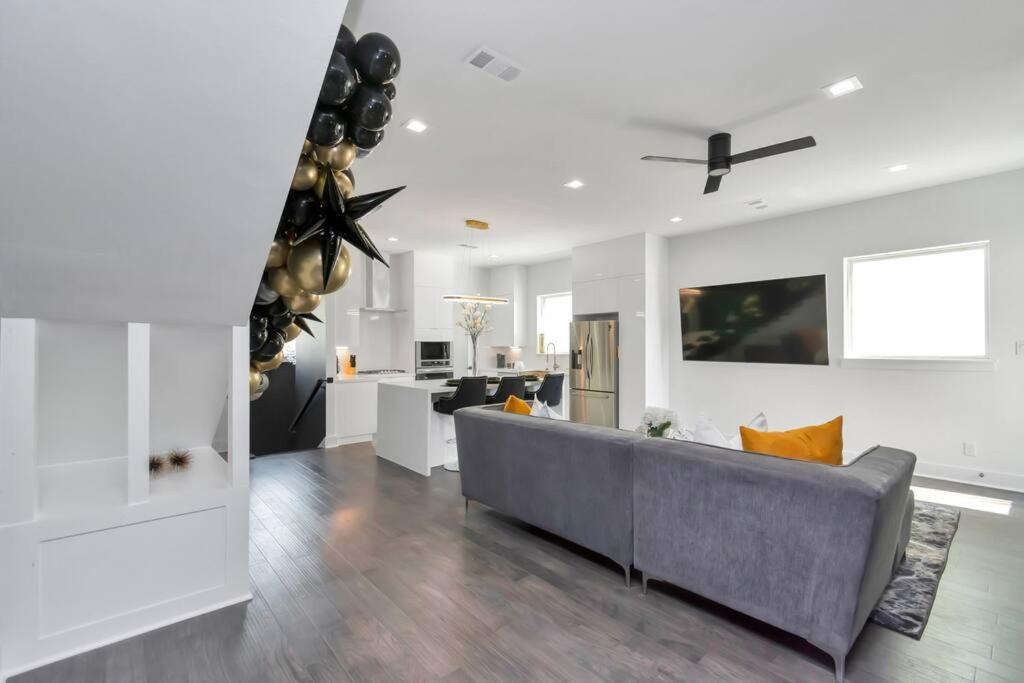 The Suite Spot! Downtown Skyline Views! Sleeps 12 Houston Luaran gambar