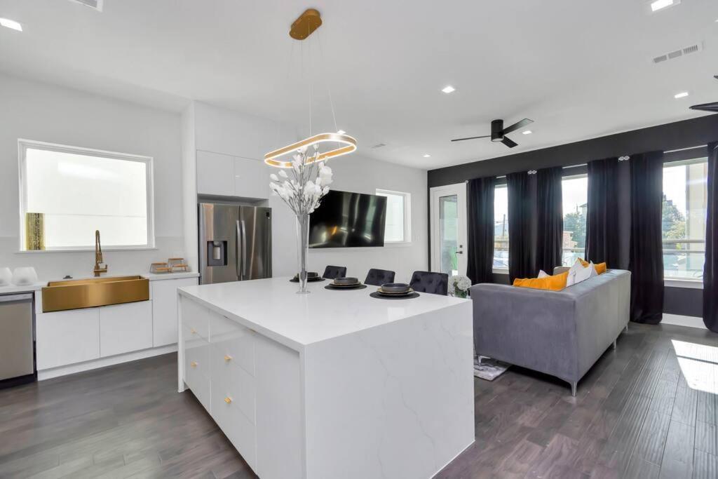 The Suite Spot! Downtown Skyline Views! Sleeps 12 Houston Luaran gambar