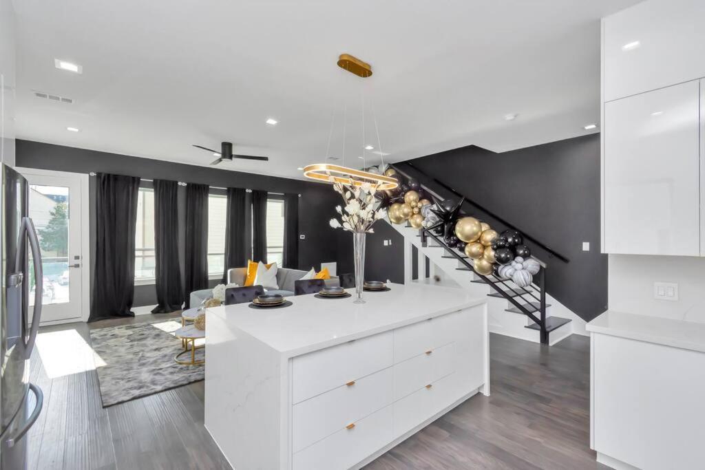 The Suite Spot! Downtown Skyline Views! Sleeps 12 Houston Luaran gambar