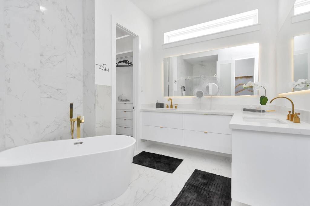 The Suite Spot! Downtown Skyline Views! Sleeps 12 Houston Luaran gambar