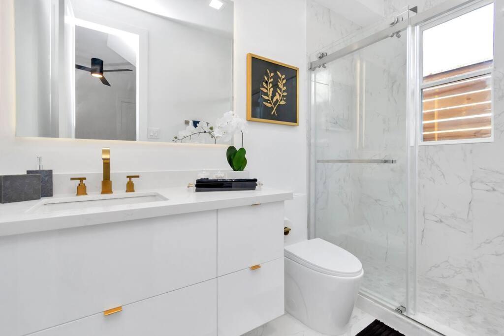 The Suite Spot! Downtown Skyline Views! Sleeps 12 Houston Luaran gambar