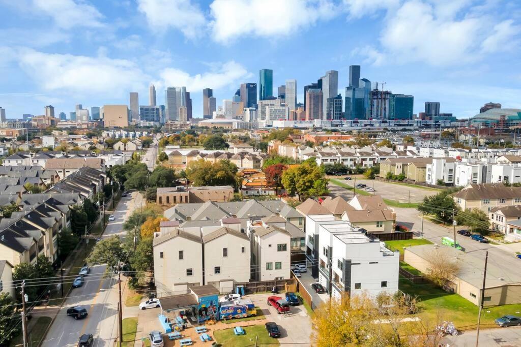 The Suite Spot! Downtown Skyline Views! Sleeps 12 Houston Luaran gambar