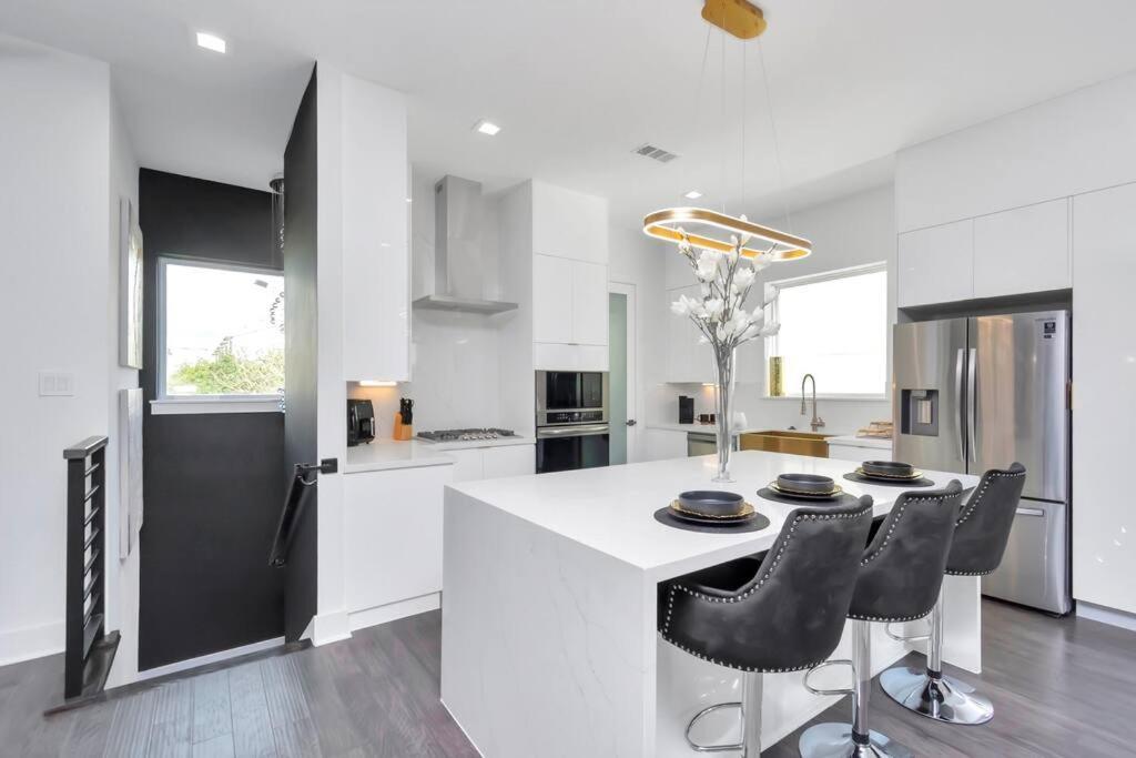 The Suite Spot! Downtown Skyline Views! Sleeps 12 Houston Luaran gambar
