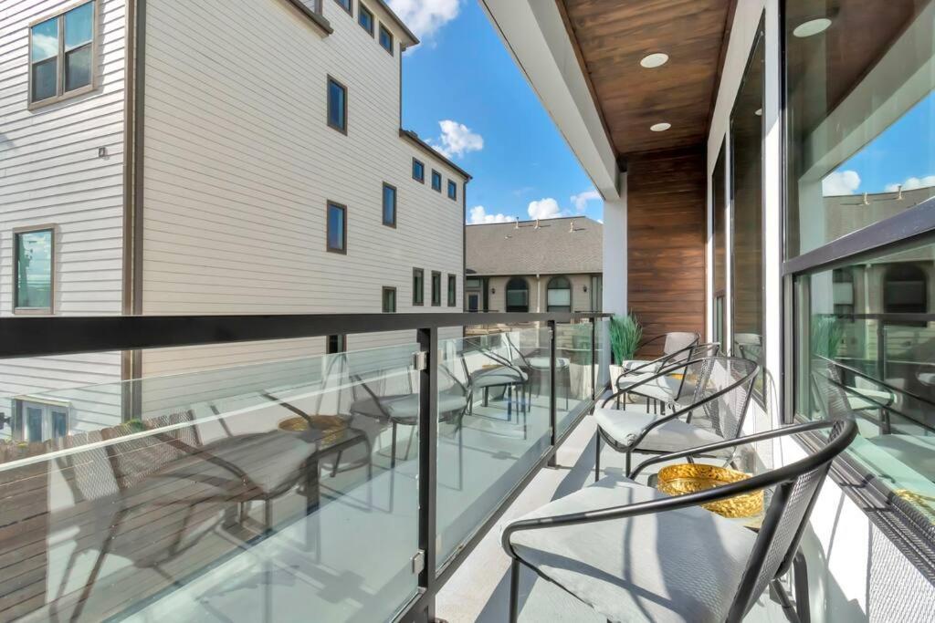The Suite Spot! Downtown Skyline Views! Sleeps 12 Houston Luaran gambar