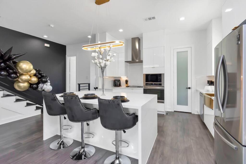 The Suite Spot! Downtown Skyline Views! Sleeps 12 Houston Luaran gambar