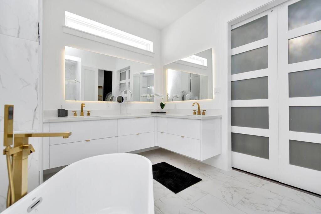 The Suite Spot! Downtown Skyline Views! Sleeps 12 Houston Luaran gambar